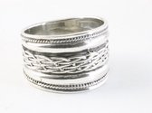 Brede zilveren ring met kabelpatronen - maat 18.5