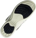 Onderkant van een witte klomp met bloemenprint. De beige zool heeft antislip profiel en de tekst 'Made in Portugal'.