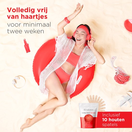 Een lachende vrouw met rode koptelefoon en bikini op het strand, zittend in een rode zwemband. Een zak Rostem Hard Wax Beans en 10 spatels zijn afgebeeld.