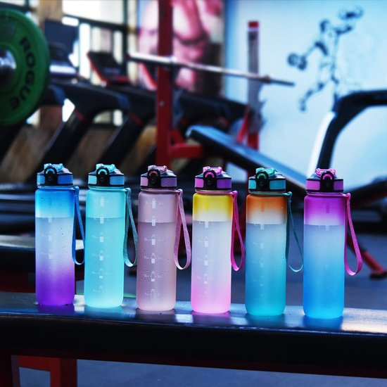 BLUEGO Glazen waterfles van 900 ml, met handvat en rietje, met siliconen huls, voor outdoor-sportgymnastiek, motiverende waterfles, lekvrij, lichtblauw