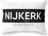 Tuinkussen NIJKERK - GELDERLAND met coördinaten - Buitenkussen - Bootkussen - Weerbestendig - Jouw Plaats - Studio216 - Modern - Zwart-Wit - 50x30cm