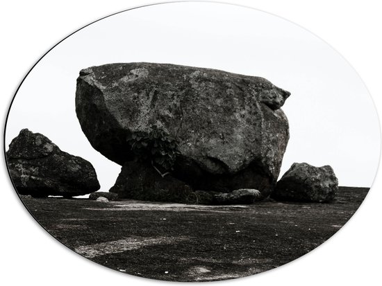 Dibond Ovaal - Bergen - Rotsen - Stenen - Zwart - Wit - 68x51 cm Foto op Ovaal (Met Ophangsysteem)