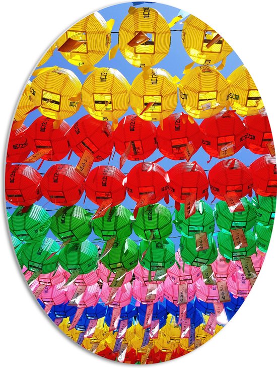 PVC Schuimplaat Ovaal - Lucht Vol met Gekleurde Chinese Lampionnen - 51x68 cm Foto op Ovaal (Met Ophangsysteem)