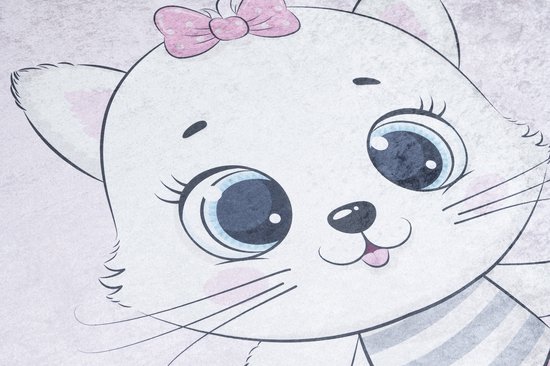 Chaton blanc aux grands yeux bleus, nœud rose et pull rayé.