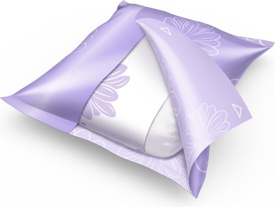 Paars individueel verpakt maandverband, half geopend, met paarse bloemenprint.