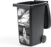Container sticker Wolf uitkijkend over landschap in zwart-wit - 44x98 cm - Kliko sticker