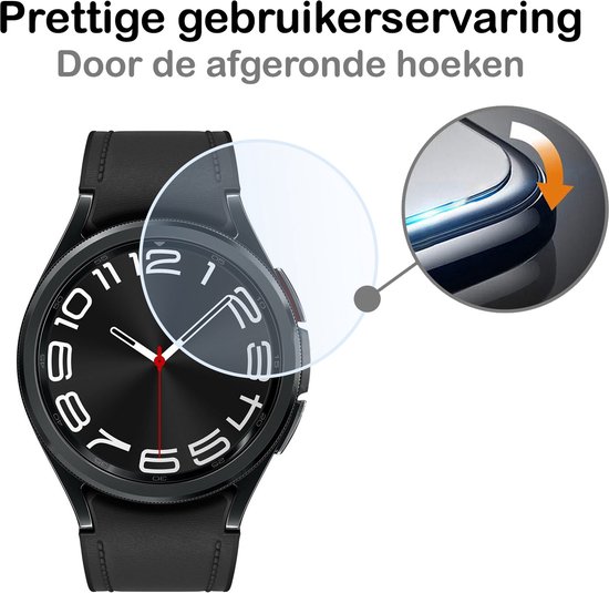 Zwarte smartwatch met glazen screenprotector, zilveren wijzers, witte cijfers en een detail van de afgeronde hoeken.