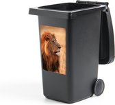 Container sticker Leeuw - nieuw - Een leeuw geniet van de zon Klikosticker - 40x60 cm - kliko sticker - weerbestendige containersticker