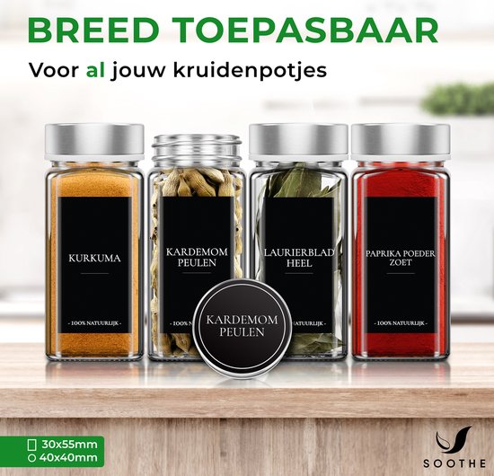 Quatre bocaux en verre contenant des épices : curcuma, cardamome en gousses, feuilles de laurier et paprika en poudre, avec des étiquettes noires.