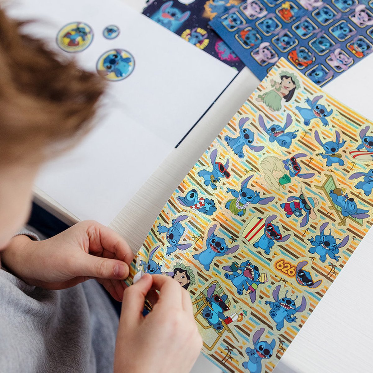 Disney Stitch stickers - Totum super stickerset XL 7 vellen | speelgoed knutselen en stickeren meisjes en jongens - incl. luxe stickers en spelletjes — afbeelding 12