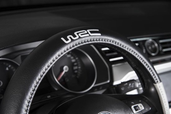 Detail van stuurhoes met zwart lederlook en 'WRC'-logo, gemonteerd op autostuur.