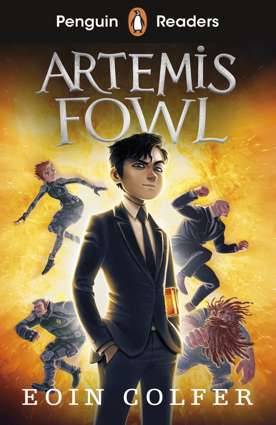 Boekomslag van 'Artemis Fowl' met een jongen in een pak, omringd door futuristisch uitziende figuren, tegen een oranje gloed.