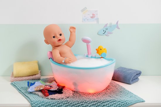 BABY born pop in verlicht badje met bubbels, met een badeendje en een douchekop.