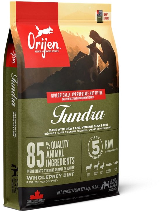 Orijen Tundra hondenvoer zak met een afbeelding van een man en hond op een berg.