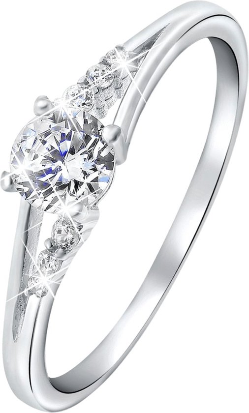 Zilverkleurige ring met een grote zirkonia en kleine steentjes.