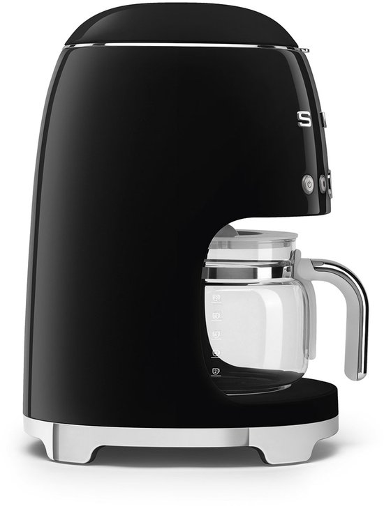 Zwarte SMEG filterkoffiemachine met glazen kan, van de zijkant.