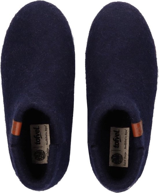 Bovenkanten van navyblauwe wollen pantoffels met tan lipjes met "tofvel" logo.