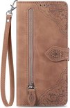 Étui de type livre marron avec motif floral, poche zippée à l'avant et dragonne.