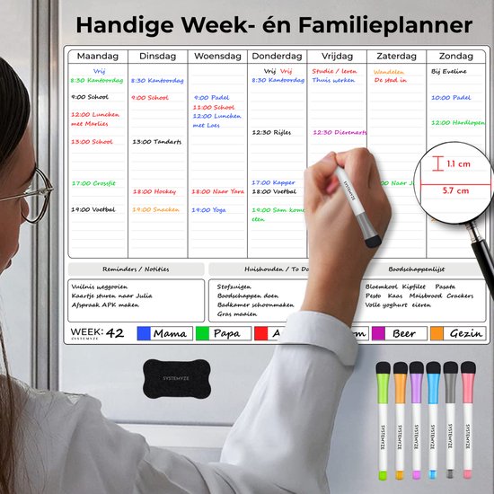 Gros plan d'un calendrier hebdomadaire magnétique avec une loupe indiquant la taille du marqueur. Le calendrier est rempli de messages familiaux et de listes de tâches.