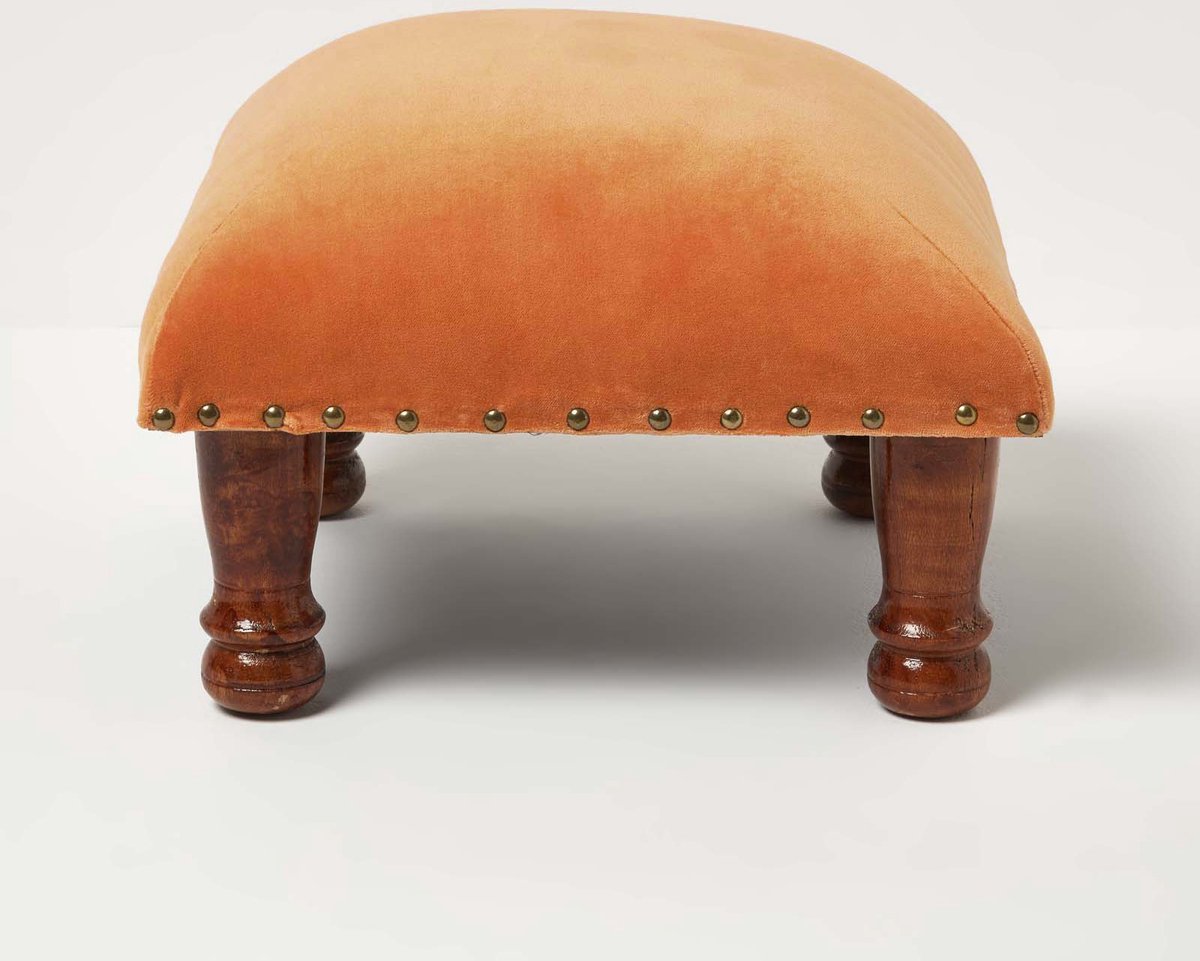 Homescapes fluwelen kruk Mable – oranje met houten poten, 40x40x25 cm