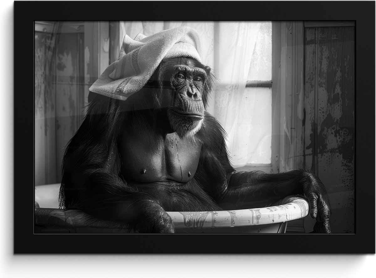 FrameYourWall Poster in lijst - Fotolijst 30x20 cm - Posters - Aap - Dier - Bad - Zwart - Wit - Humor - Posterlijst zwart - Wanddecoratie badkamer - Muurdecoratie WC - Decoratieve accessoires - Toilet muur decoratie Aap - WC