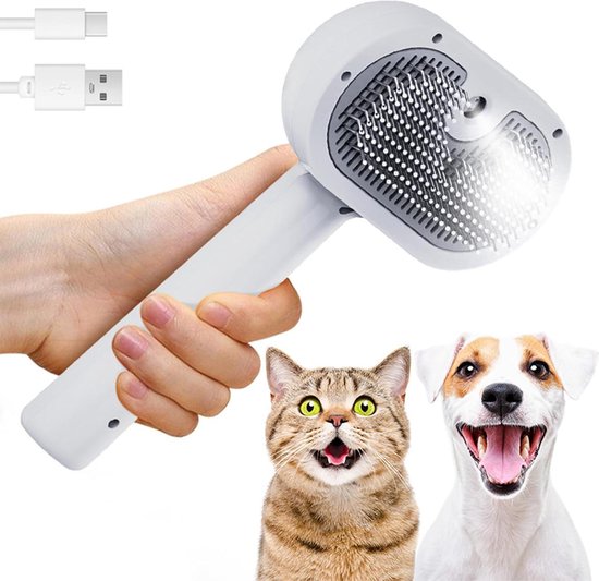 Hand die een witte honden- en kattenborstel vasthoudt, met close-up van een kat en een hond.