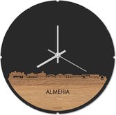Skyline Klok Rond Almeria Eikenhout - Ø 44 cm - Stil uurwerk - Wanddecoratie - Meer steden beschikbaar - Woonkamer idee - Woondecoratie - City Art - Steden kunst - Cadeau voor hem - Cadeau voor haar - Jubileum - Trouwerij - Housewarming -