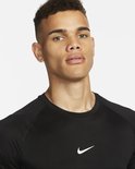Zwart Nike Pro shirt met korte mouwen en wit Nike logo op de borst.
