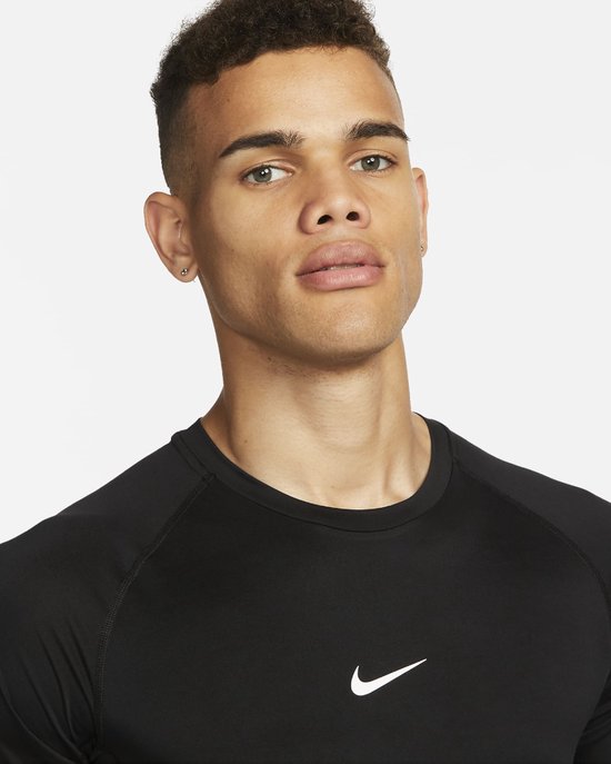 Zwart Nike Pro shirt met korte mouwen en wit Nike logo op de borst.
