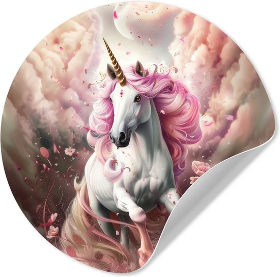 Une licorne blanche avec une crinière et une queue roses, une corne dorée, court à travers des nuages roses et des fleurs.
