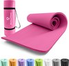 Een opgerolde roze fitnessmat met draagbanden en de tekst '#DoYourFitness' en een logo. Naast de opgerolde mat ligt een uitgerolde mat.