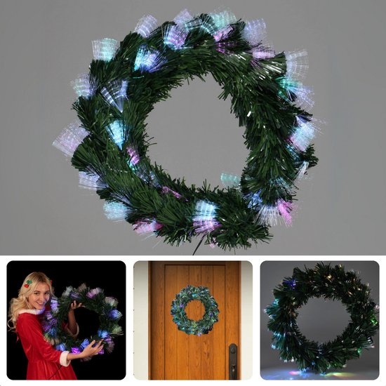Collage: Groene kerstkrans met multicolor fiber optic verlichting; Vrouw in kerstoutfit die een krans vasthoudt; Krans aan een deur; Close-up van een krans.