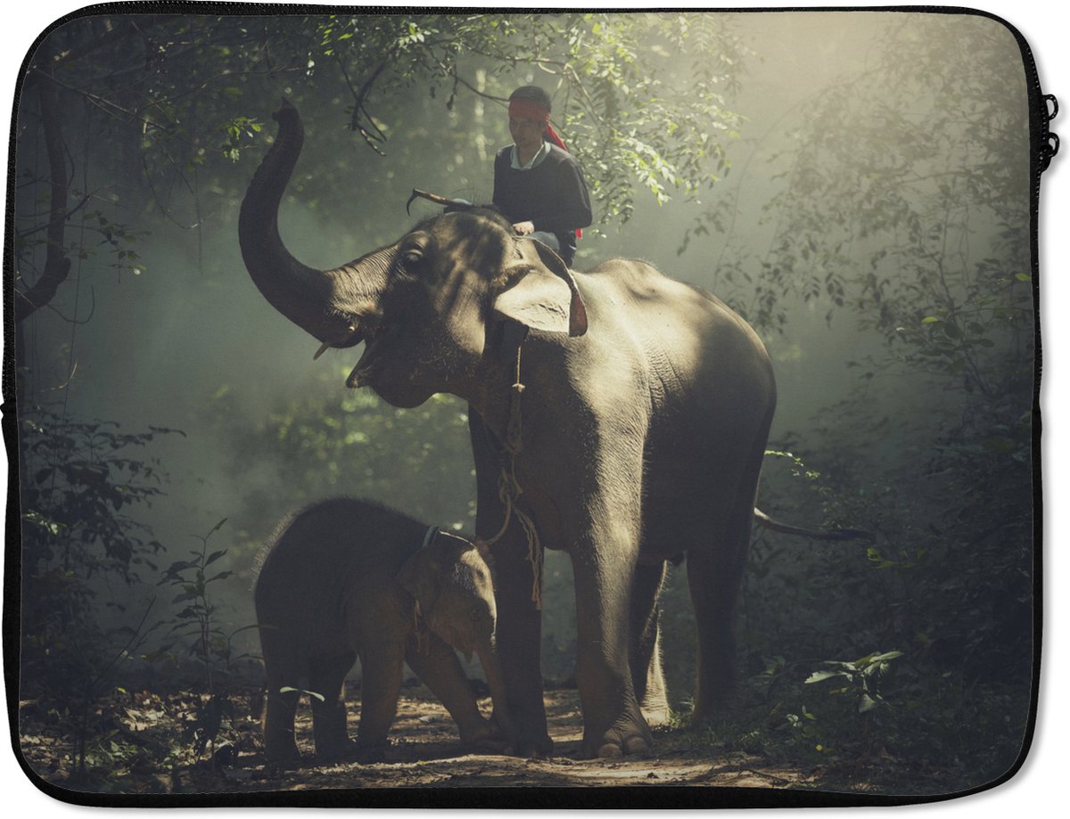 Laptophoes 17 inch - Olifant - Bos - Bomen - Dieren - Trainer - Laptop sleeve - Binnenmaat 41x28 cm - Zwarte achterkant