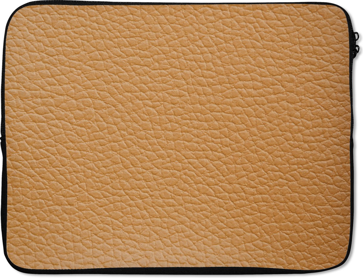 Laptophoes 15.6 inch - Leer - Structuur - Lederlook - Oranje - Laptop sleeve - Binnenmaat 37x26 cm - Zwarte achterkant - Back to school spullen - Schoolspullen jongens en meisjes middelbare school - Macbook air hoes - Chromebook sleeve
