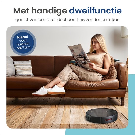 Een vrouw leest een tijdschrift op een bruine bank, terwijl een zwarte Gologi robotstofzuiger met dweilfunctie de houten vloer schoonmaakt. De tekst benadrukt de dweilfunctie en geschiktheid voor huisdierbezitters.