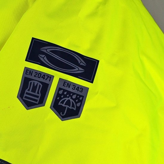 Close-up van certificeringslogo's op een felgele jas: EN 20471, EN 343 en een gestileerd logo.