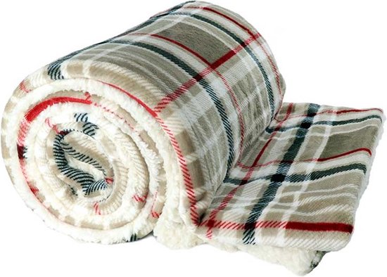 Opgerold plaid met ruitenpatroon in beige, rood en groen. Gevoerd met crème sherpa.