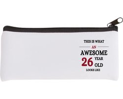 Akyol - this is what an awesome 26 year old looks like Etui - Hoera 26 jaar - iemand die 26 jaar is geworden - de jarige - verjaardagscadeau - kado - geschenk - gift - leuke verjaardagscadeau - felicitatie - 20 bij 9 cm