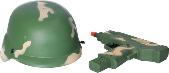 Groene helm en speelgoedmachinegeweer met camouflageprint.