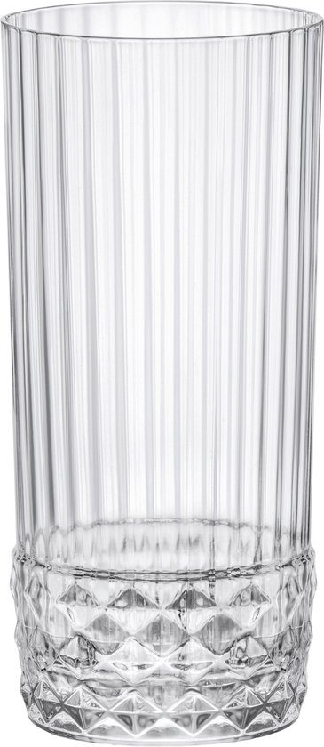 Een hoog, doorzichtig longdrinkglas met verticale ribbels en een diamantvormige bodem.