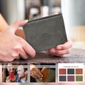 Grijze lederen portemonnee met logo, vastgehouden door handen, met afbeeldingen van een geschenk en compact design.