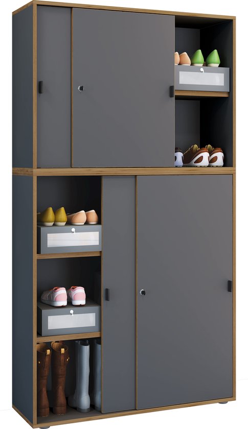 Grijze schoenenkast met houten accenten, gevuld met schoenen en laarzen.