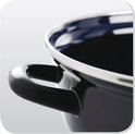 Detail van zwarte braadpan met handvat en zilveren rand.
