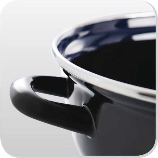 Detail van zwarte braadpan met handvat en zilveren rand.
