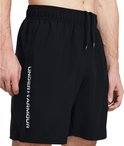 Zwarte korte broek met elastische tailleband, trekkoord en de tekst "UNDER ARMOUR" op de zijkant.