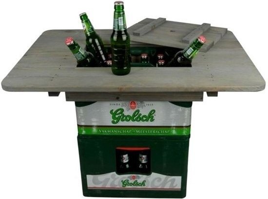 Houten statafel met een vierkante houten bovenkant, openklapbaar, met Grolsch bier erin.
