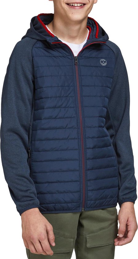 Garçon portant une veste matelassée bleu marine à capuche et fermeture éclair, avec des accents rouges.