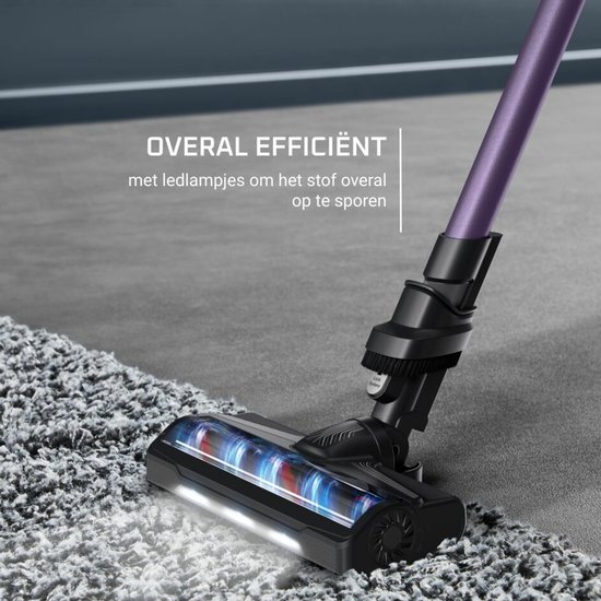 Zuigmond van de steelstofzuiger met ledverlichting, zuigt stof op een vloerkleed.