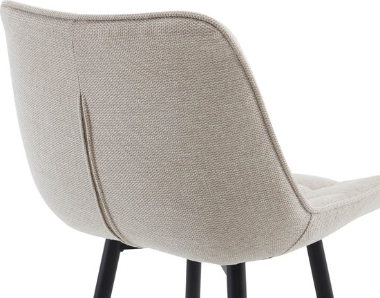 Creme barkruk met rugleuning, gedetailleerd met een verticale naad, en zwart metalen frame.