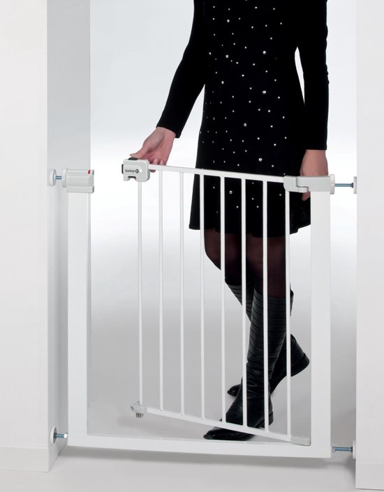 Wit hekje met een zwarte jurk, met een staaf om open te doen.